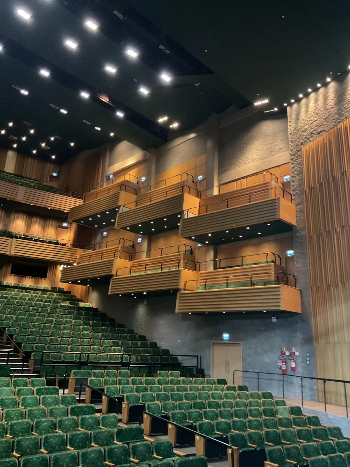 Frisas laterais do Teatro Feevale